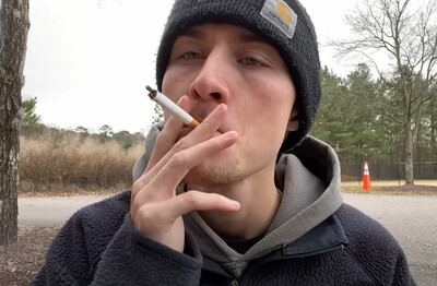 Лечение зависимости от табакокурения в Спасск-Дальнем Мужчина с сигаретой делает затяжку