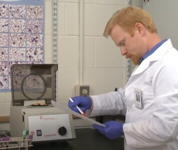 Клиника лечения наркозависимости в Спасск-Дальнем Врач в кабинете клиники