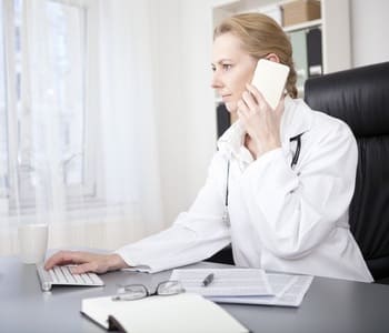 Врач с трубкой телефона в руке