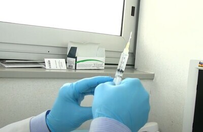 Проведение кодирования Вивитролом в Спасск-Дальнем Шприц с Вивитролом в руках у врача